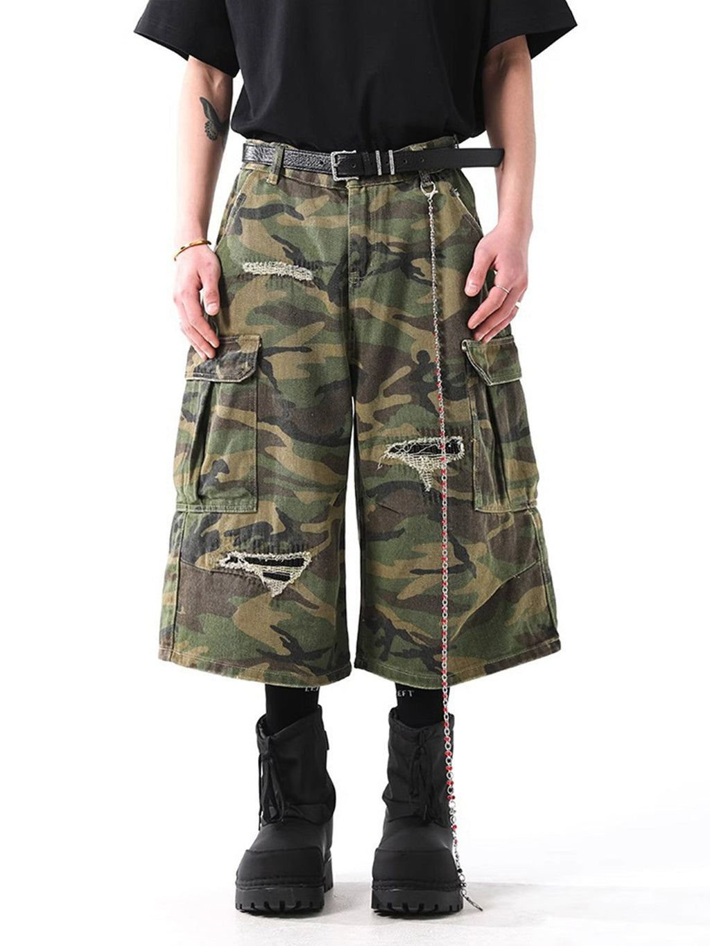 Camouflage Cargo Shorts with Distressed Details – Multi-Pocket Urban Streetwear for Spring and Summer
