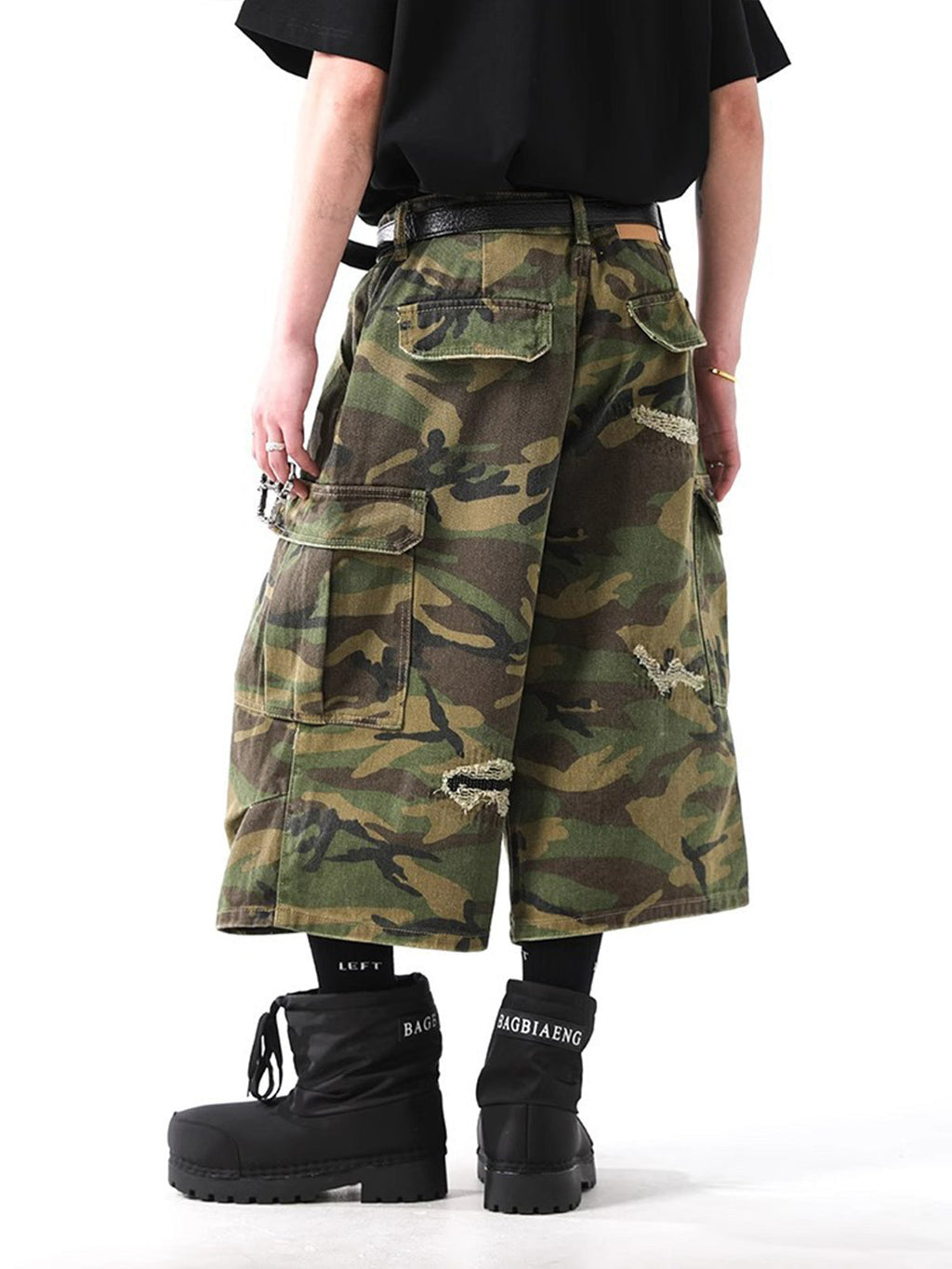 Camouflage Cargo Shorts with Distressed Details – Multi-Pocket Urban Streetwear for Spring and Summer