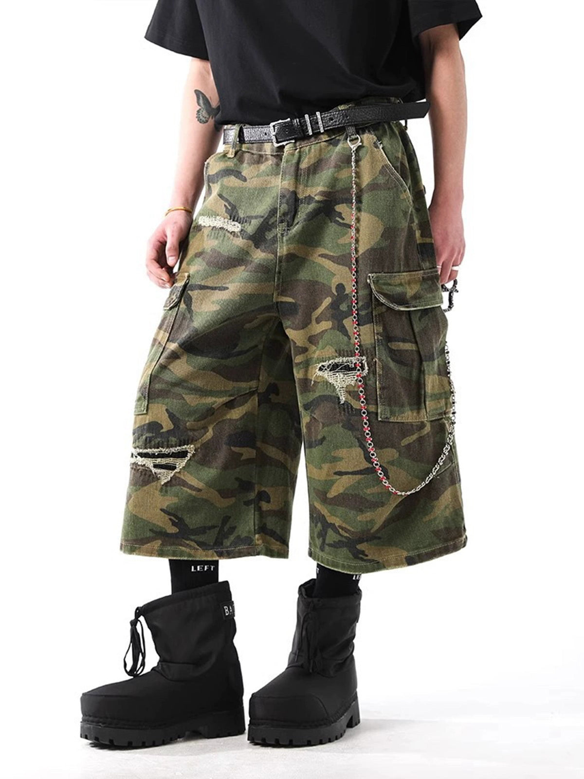 Camouflage Cargo Shorts with Distressed Details – Multi-Pocket Urban Streetwear for Spring and Summer